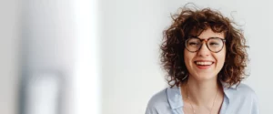 Startseite 8 Lächelnde Frau mit Brille