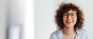 Startseite 9 Lächelnde Frau mit Brille klein